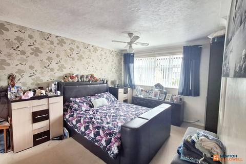 17 Holmes Way, Paston, Peterborough, PE4 7XZ