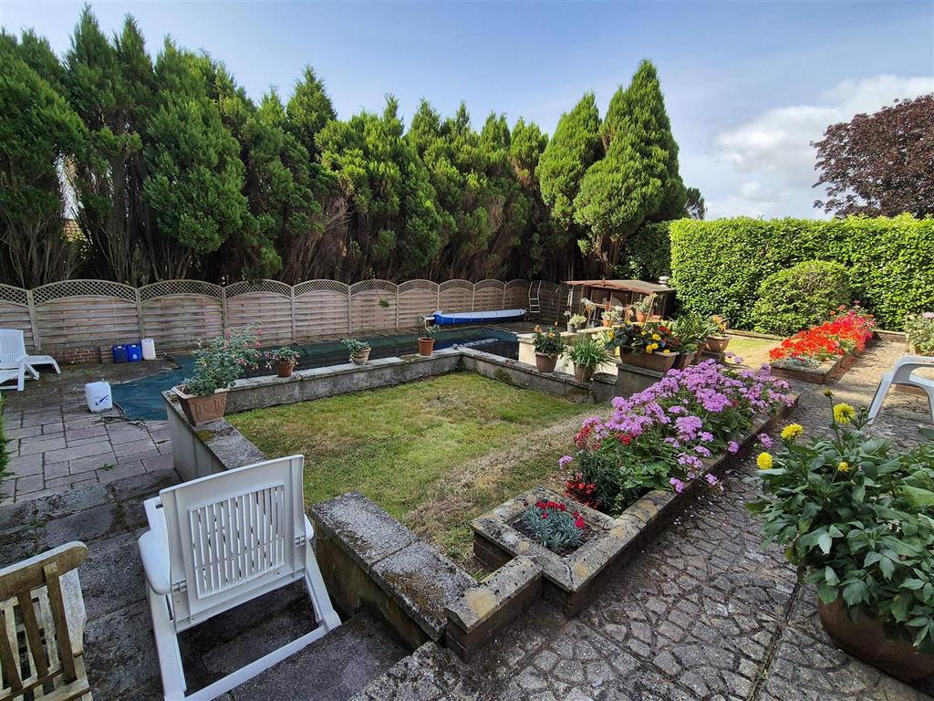 Swimmimg pool and garden.jpg