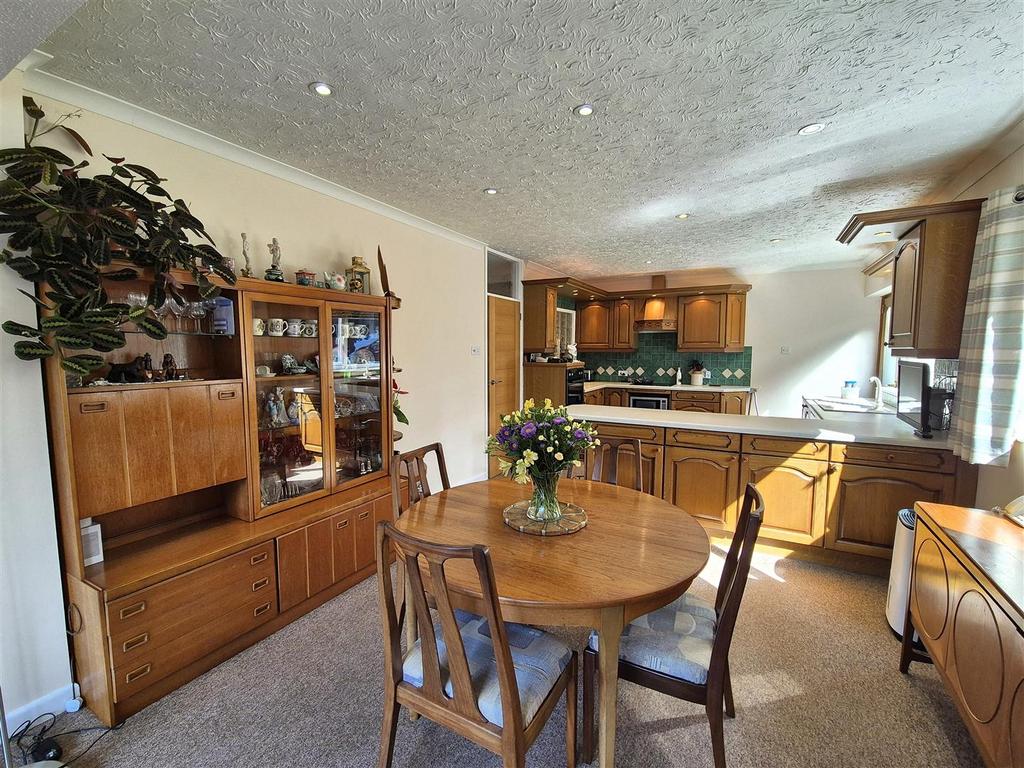 Kitchen dining room (4).jpg