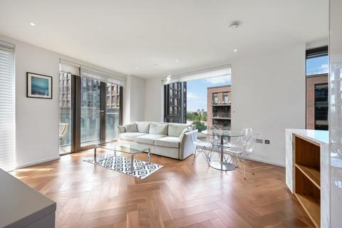 2 bedroom flat to rent, Ambassador Building, Embassy Garndens, London, SW11