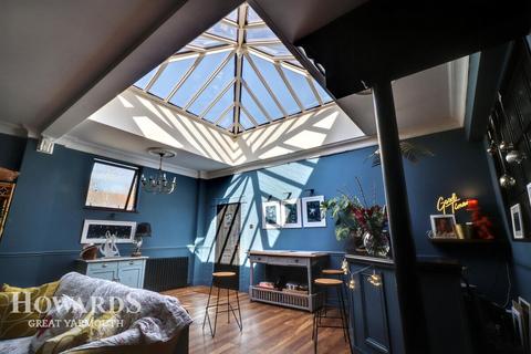 5 bedroom link detached house for sale, Beach Road, Caister-on-Sea