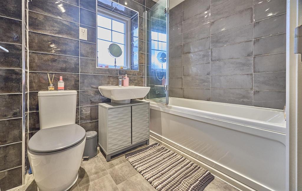 Family Bathroom to Front