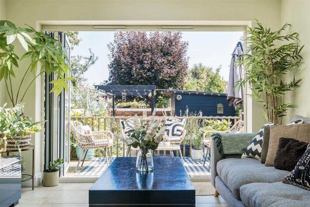 For Sale by Aspire Residential   Broadwater Road