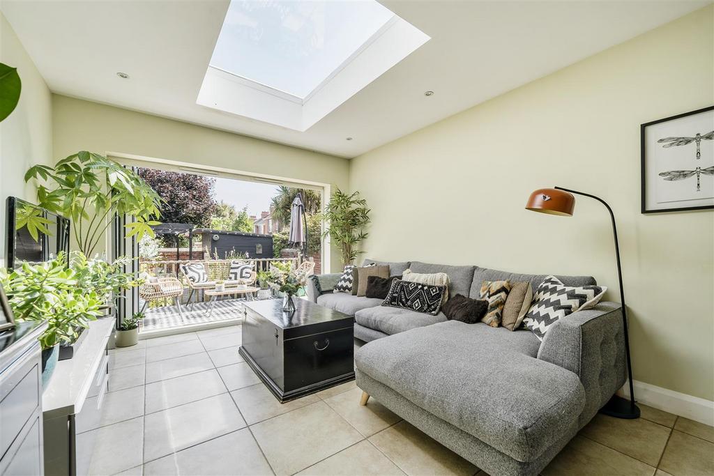 For Sale by Aspire Residential   Broadwater Road