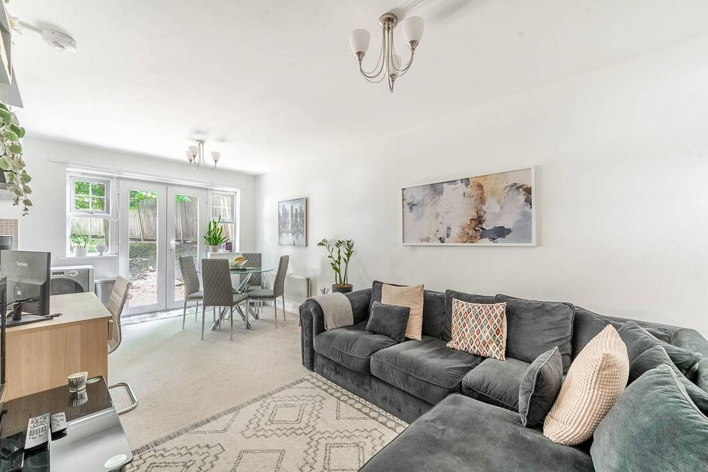 6285 Warren Way Warren Way, Edgware, HA8 1 bed flat - £260,000