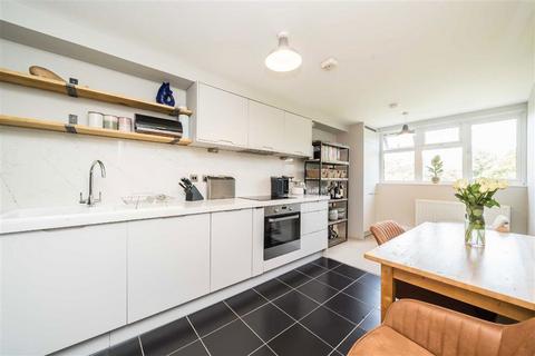 2 bedroom flat for sale, Limerick Close, London SW12