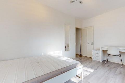 4 bedroom flat to rent, Hornby House,Clayton Street, LONDON, SE11