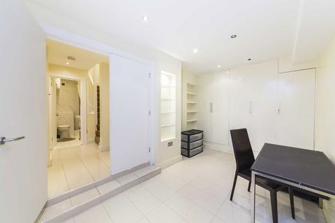 undefined, Eliot Mews, London NW8