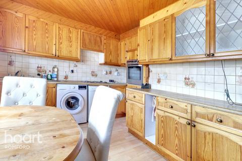 3 bedroom terraced house for sale, Lodge Lane, Romford, RM5 2EX