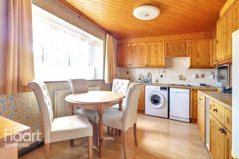3 bedroom terraced house for sale, Lodge Lane, Romford, RM5 2EX