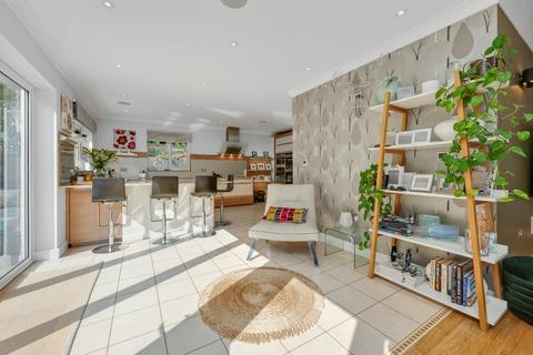 183 Ember Lane, East Molesey, KT8 0BU