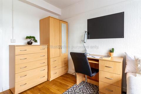 1 bedroom in a flat share to rent, Lower Road, London SE16