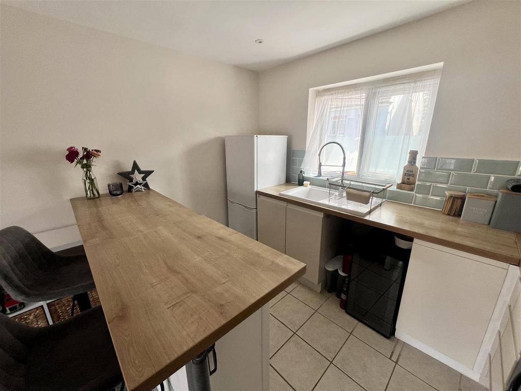 Kitchen Area: