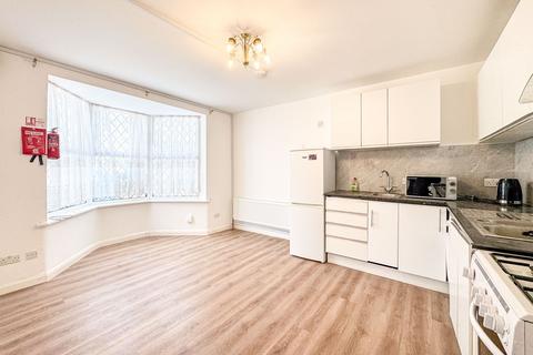 4 bedroom maisonette to rent, Goldbeaters Grove, Edgware, HA8