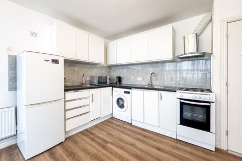 4 bedroom maisonette to rent, Goldbeaters Grove, Edgware, HA8