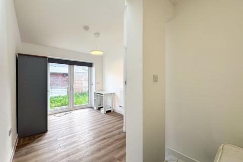 4 bedroom maisonette to rent, Goldbeaters Grove, Edgware, HA8