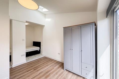 4 bedroom maisonette to rent, Goldbeaters Grove, Edgware, HA8