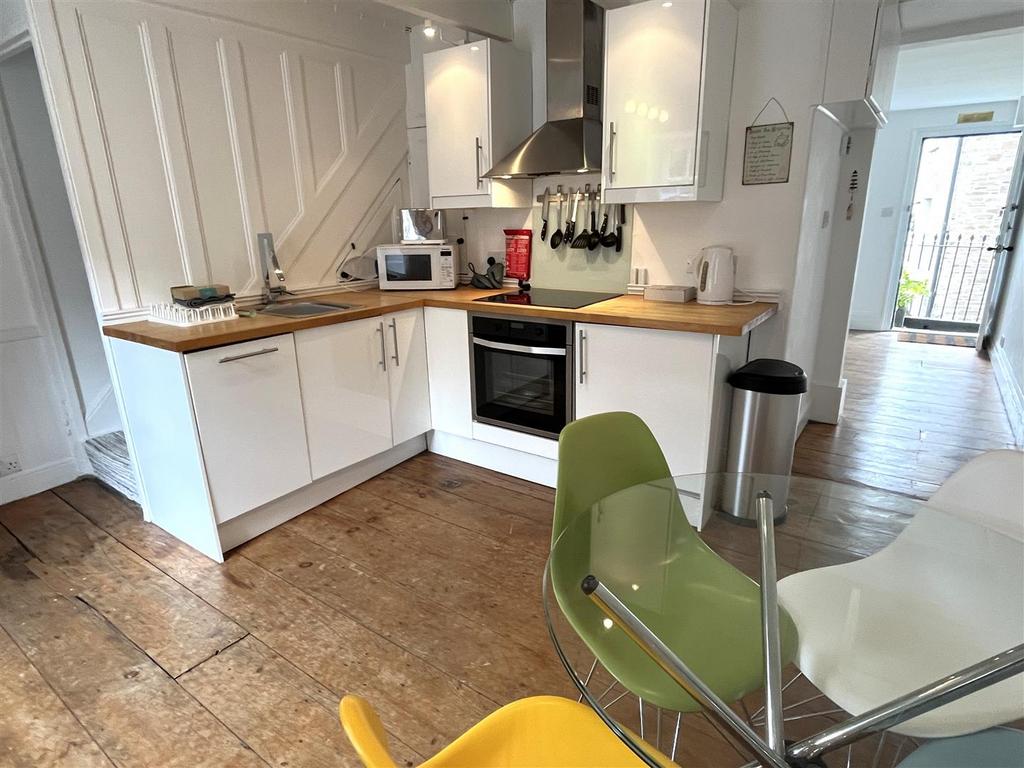 Kitchen 2.JPG