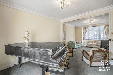 4 bedroom terraced house for sale, Woodbridge Road, Barking, IG11