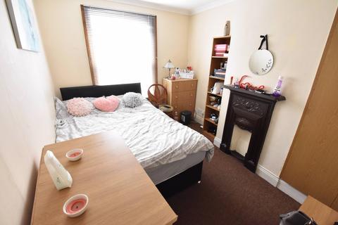 4 bedroom terraced house for sale, Russell Rise, Luton, Bedfordshire, LU1 5EX