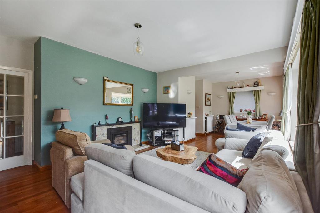 Lounge/Dining Room