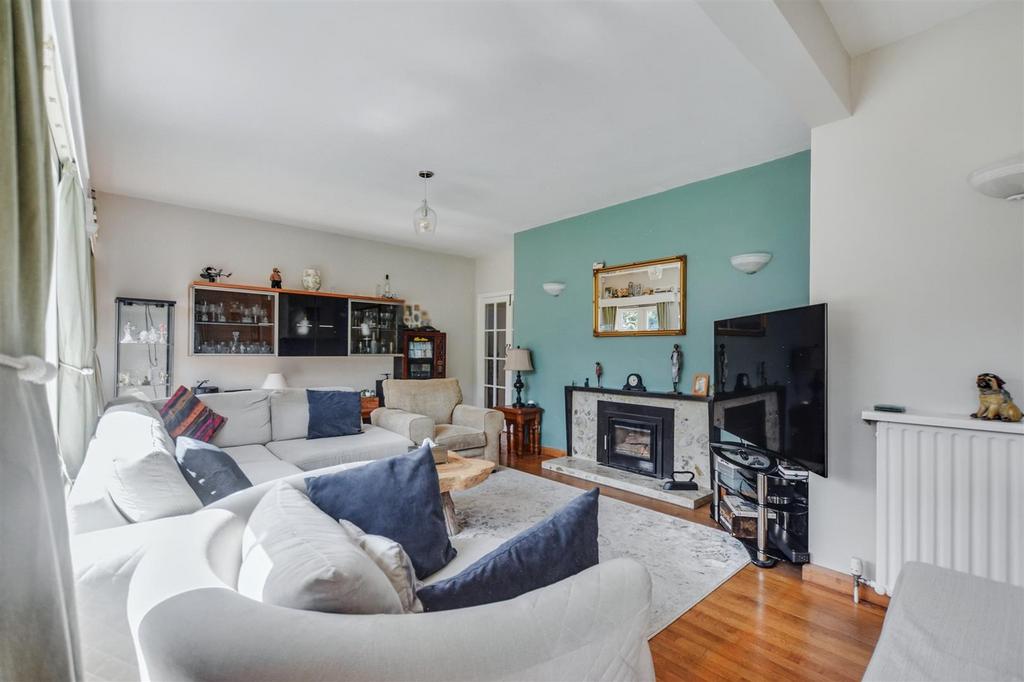 Lounge/Dining Room