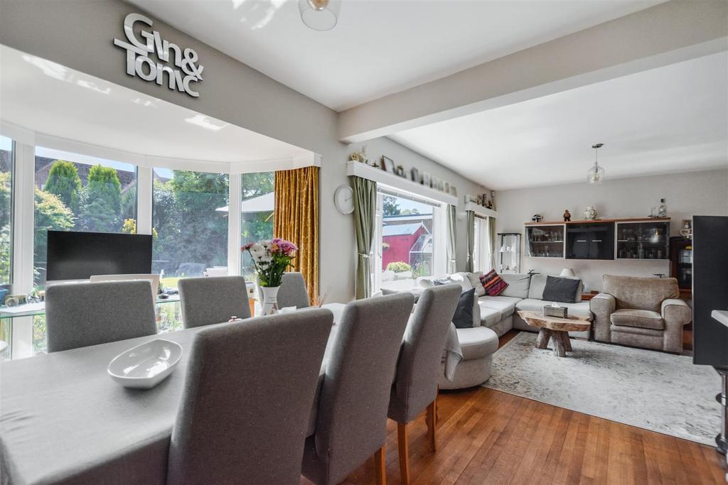 Lounge/Dining Room