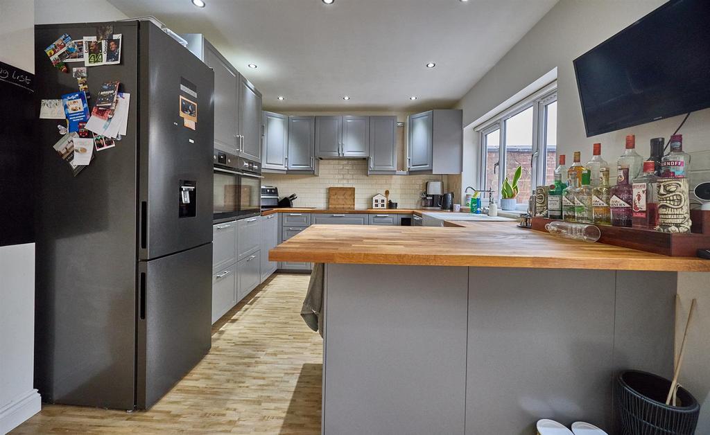 Refitted Open Plan Dining/Kitchen to Rear
