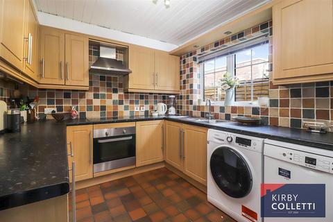 3 bedroom semi-detached house for sale, Huntingdon Close, Broxbourne