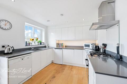 2 bedroom flat for sale, Kingsbridge Court, Dockers Tanner Road, London E14