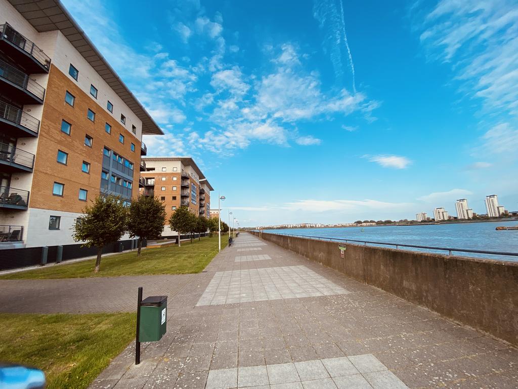 Doclands E16 2 bed flat - £1,850 pcm (£427 pw)
