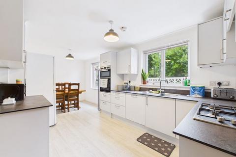 Falmouth, Chain free sale