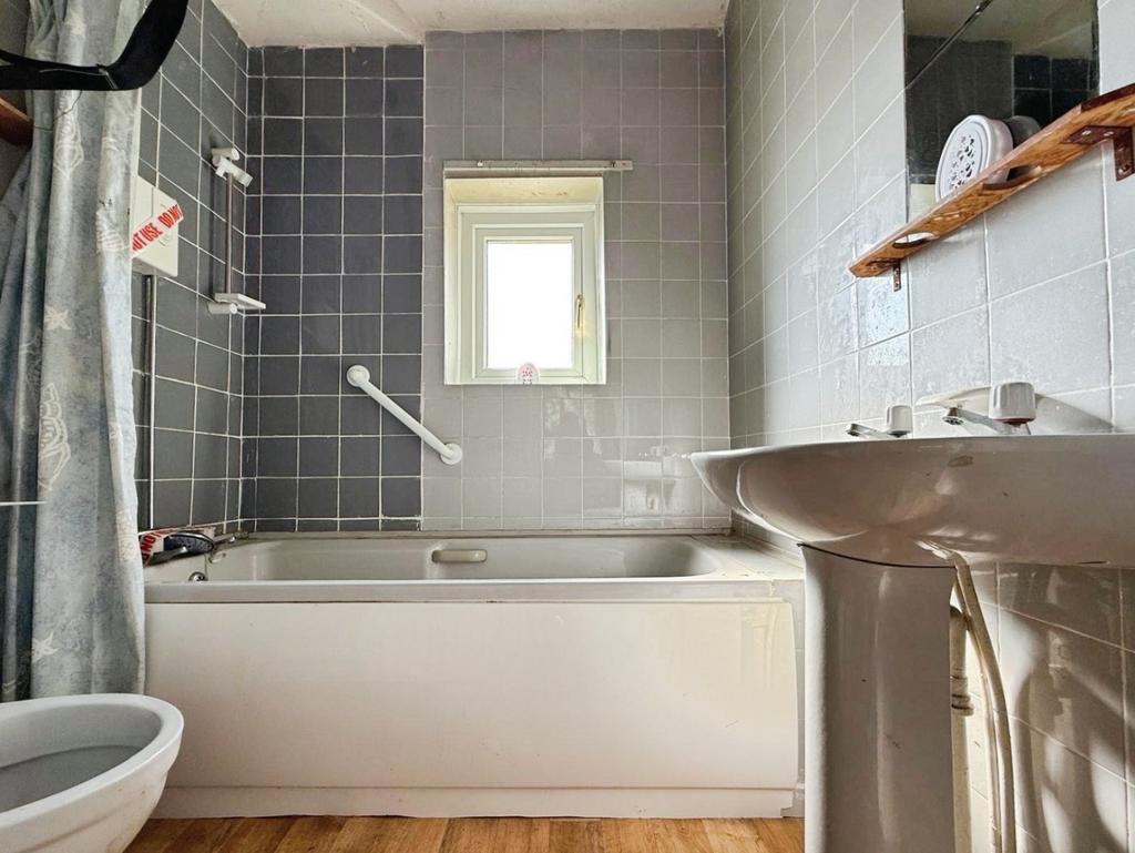 Pbox-bathroom-323762.jpg