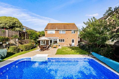 7 Thompson Close, Folkestone, CT19 5UA