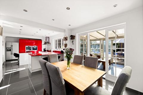 7 Thompson Close, Folkestone, CT19 5UA