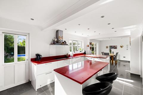 7 Thompson Close, Folkestone, CT19 5UA