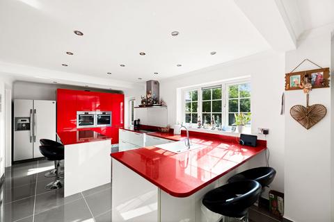7 Thompson Close, Folkestone, CT19 5UA