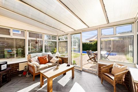 7 Thompson Close, Folkestone, CT19 5UA