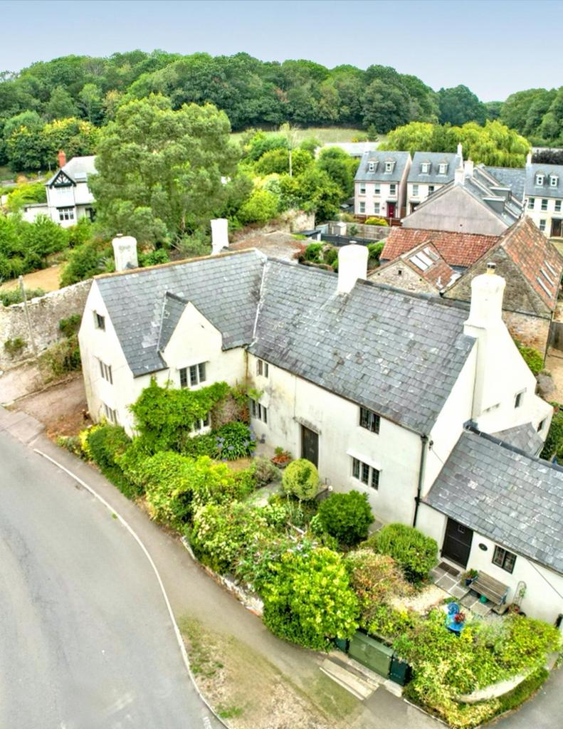 Grade II* Listed Village Residence of... 5 bed semi-detached house - £ ...