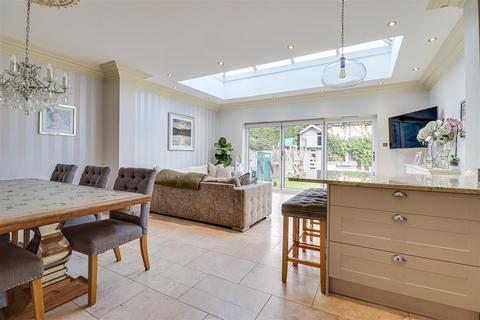 32 Belfairs Drive, Leigh-on-sea, SS9 3AA