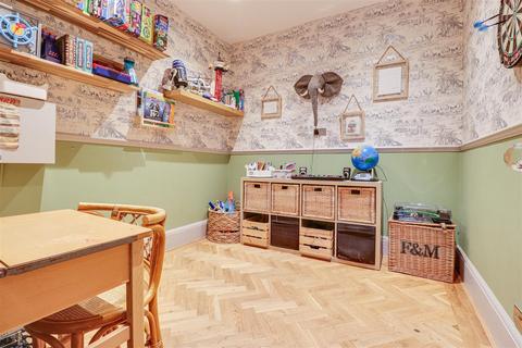 32 Belfairs Drive, Leigh-on-sea, SS9 3AA