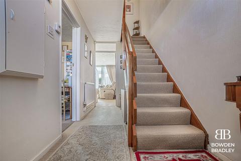 3 bedroom end of terrace house for sale, Covert Road, Ilford, IG6