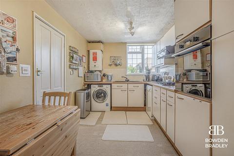 3 bedroom end of terrace house for sale, Covert Road, Ilford, IG6