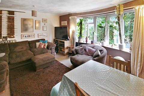 2 bedroom flat for sale, London Road, East Grinstead, RH19