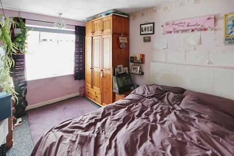 2 bedroom flat for sale, London Road, East Grinstead, RH19