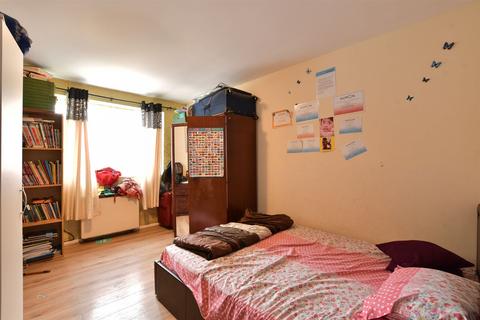 2 bedroom flat for sale, Greenway Court, Ilford IG1