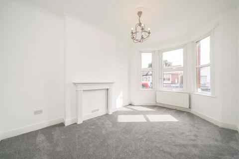 3 bedroom flat for sale, Greenford Avenue, London W7