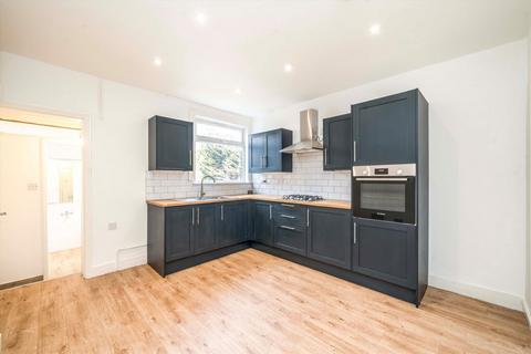 3 bedroom flat for sale, Greenford Avenue, London W7
