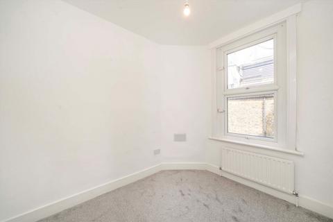 3 bedroom flat for sale, Greenford Avenue, London W7