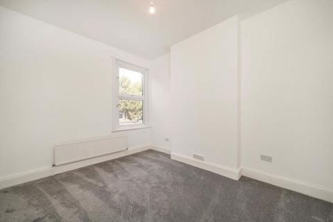 3 bedroom flat for sale, Greenford Avenue, London W7